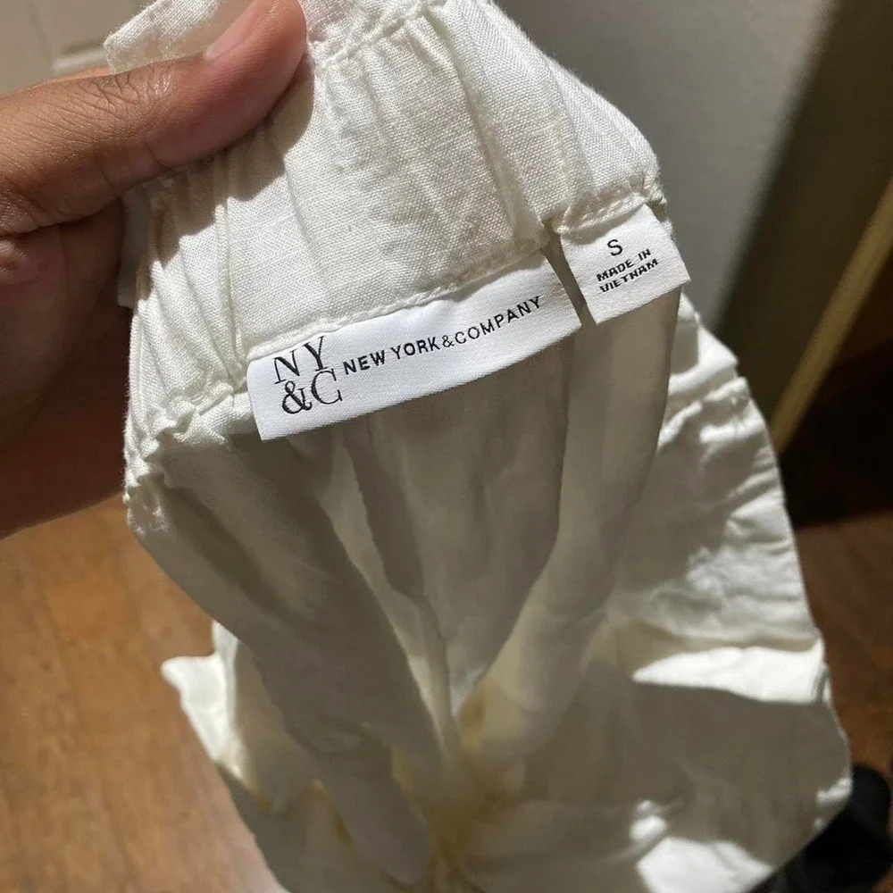New York & Company White shorts with zipper detail Size S